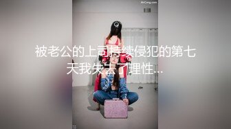 商场女厕连拍两位漂亮的小美女，好担心白衣妹把黑木耳扯下来