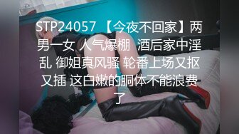 大奶熟女两姐妹开档黑丝情趣装，做在椅子上玩一根大黑牛，叫声浪表情骚，轮流展示什么叫骚逼精彩刺激