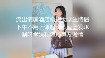 商场门口TP一个真空逛街的骚女 一线天无毛逼和粉嫩红乳头太挑逗诱人了