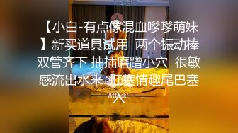 学校保安窗户缝偷窥漂亮的学生妹洗鲍鱼擦身体