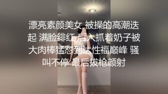 高顔值時尚妹子,自稱是創作型歌手,寫了不少歌一直不火,生活所迫,無耐下海賺錢