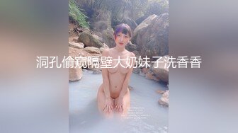 周末去表姐家串门,表姐洗完澡穿着睡衣坐在沙发上玩手机,竟然没穿内裤