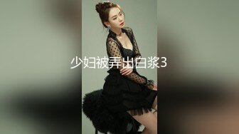   三男两女激情5P玩弄骚嫩的妹子，全程露脸小骚货给大哥一起交大鸡巴，让小哥揉奶抠逼