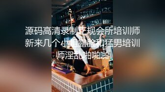 冒死趴墙偷窥房东的女儿洗澡❤️被她家的狗发现了一直叫