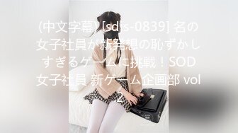 两个妹子大力塞穴轮流把罐装可乐瓶往小穴里塞很会玩