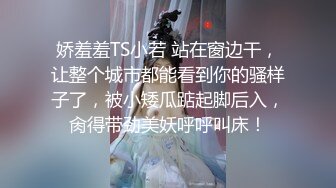 让女朋友穿上护士制服窗台操