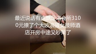 镜子前欣赏老婆