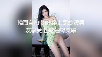 清纯眼镜双胞胎妹子今天一人在家自慰，撩起吊带背心露贫乳，特写假屌骑乘抽插，掰穴揉搓阴蒂，毛毛非常浓密