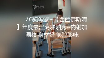 《极品CP魔手外购》美女如云餐饮店大神躲藏女厕逼脸同框偸拍数位小姐姐方便，被一个美女发现翻车了还好没有推门吓尿了