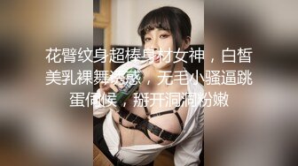  肉感十足坚挺大白美乳美女和炮友居家激情，撩起小背心揉捏奶子