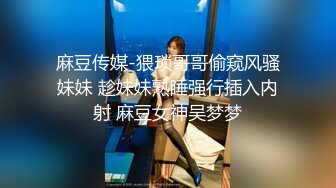 丰乳肥臀长相甜美妹子和炮友居家啪啪，开档露屌裤特写口交，第一视角抽插猛操晃动奶子，骑乘抱着大屁股快速打桩