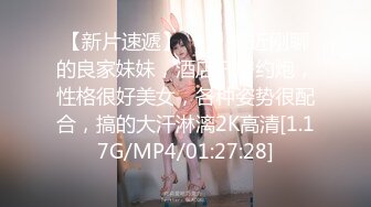 童颜巨乳卡哇伊顶级美妞，颜值身材无毛粉穴集于一身，揉搓阴蒂表情诱人，假屌进出抽插，很敏感没搞几下就喷水