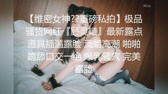  御姐范带着眼镜美妞，激情大战头套男，白丝美腿高跟鞋，双腿肩上扛深插，扶着JB上位骑坐，搞完不满足用假屌自慰