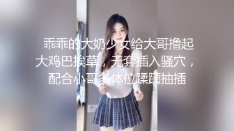 YC商场抄底潮玩前搔首弄姿黄发美妞❤️蕾丝粉内勒出穴缝透视黑毛