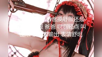 酒吧里拼桌的女大学生