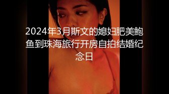 丰满女人家中一边看片一边自慰