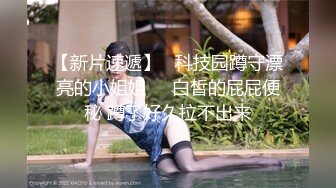 女朋友的黑丝给我足交，最后爆射在她的黑丝足上