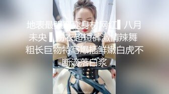 户外姐妹花跪在地上给男主口交 两个小骚逼轮流伺候大哥