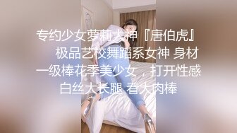 短发无毛肥美鲍鱼深夜展示，奶子也不错撅着屁股