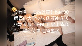 妖艳白皙巨乳白虎一线天美少妇，被大叔调教双手揉奶，乳交疯狂吃鸡多姿势啪啪操穴最后吃鸡口爆