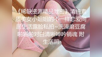 填满女友的嘴，白领闷骚婊子，舔的花里胡哨，母狗发情了！