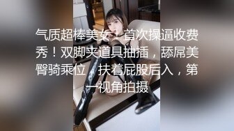 轻熟女诱惑闺蜜下水一起玩双飞，全程露脸让小哥强硬口交大鸡巴，黑丝足交情趣轮流享受小哥的大鸡巴抽插刺激