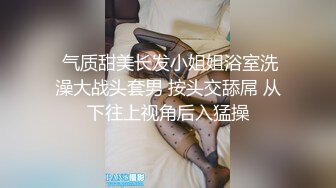 【在线】两个小伙带小姐到KTV包房灌啤酒还让人脱了站在桌子上唱歌