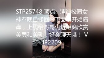 商场抄底带着孩子玩游戏的宝妈 很窄的骚内关不住想出来透气的毛毛