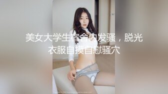 天菜直男,被两个猥琐男人玩,还叫一老妇给他助兴