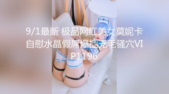 反差骚婊母狗人妻『小骚猪的调教之旅』日料店门外人来人往，谁能想到屋内有一个小骚猪在吃三个男人的鸡巴呢