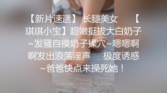 半老徐娘风韵犹存轻熟女骚货，带了眼罩双穴起开，侧睡露鲍鱼，诱惑十足，道具双插