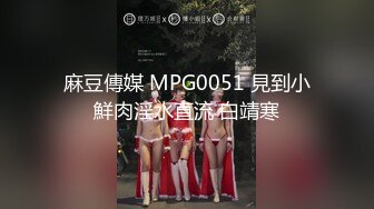  无毛肥逼妹子黑色网袜假屌自慰啪啪，抬起双腿猛操上位骑乘，没几下就射了内射美穴