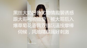 潜入办公楼近距离偷拍两位漂亮的美女同事