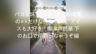 颜值不错小姐姐穿着白衣牛仔裤，坐沙发上揉捏她