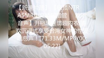 公园女厕全景偷拍牛仔裤美少妇张着大口的黑鲍鱼