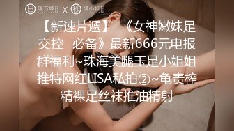 极品厕拍！美女如云服装城坑神逼脸同框偸拍数位漂亮小姐姐方便，亮点多多，颜值小妹干燥使劲拉面目狰狞最后用手抠出来 (1)