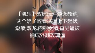 皮肤白嫩屁股挺翘的美女躺在肉棒前馋了就吸允舔吸