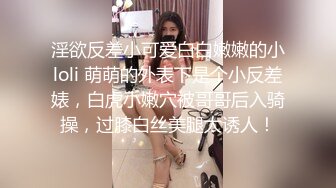 丝袜高跟露脸颜值不错的女模特镜头前发骚，大黑牛假鸡巴深喉舔弄，淫声荡语掰开骚穴看特写，激情抽插好刺激