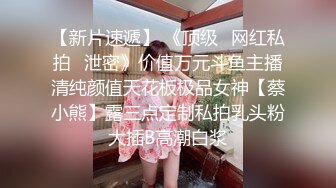  妹子撅着屁屁被大肉棒后入 不过瘾还要拿个超大假鸡吧交换着插