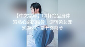 漂亮美眉天台挑战 全裸露出 身材不错 鲍鱼粉嫩 就是看着有点瘆得慌 怕掉下去