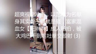 住在住宅区的苗条美丽的妻子。