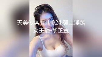 只穿着一件裹胸黑衣的性感大长腿美女 下体逼毛黑黝黝