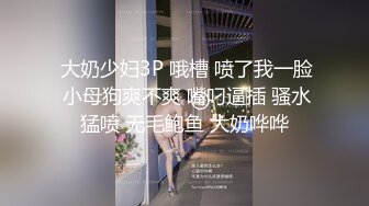 合租房门缝偷窥对门的美女换衣服 奶子又白又大身材还真不错