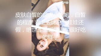 漂亮长发美女仔细的擦被自己污染的内裤