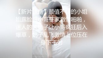 商场白色隔板全景后拍多位美女尿尿1 (1)