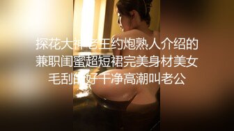 两个轻熟女姐妹花全程露脸跟狼友大秀发骚，淫声荡语互动撩骚，吃奶抠逼自慰呻吟，撅着大屁股