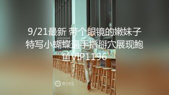 漂亮素颜眼镜美眉吃鸡吞精 眼镜掉在鼻尖上给男友吃鸡的样子很可爱 笑的很开心 看来是真爱