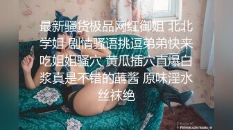   娇小可爱的女友和男友直播赚点小钱，女上位啪啪白虎揉搓阴蒂