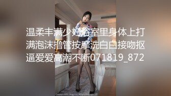 小伙2100元网约气质外围美女，非常敏感摸几下就出水，吸吮口交很喜欢这感觉，超近拍摄对着小穴抽插，高潮喷水搞得很湿