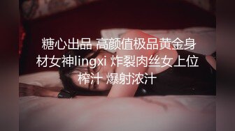 奶茶店女厕排扣裙红趾甲可人小妹,鲜美的无毛蜜桃穴真想下手摸摸[